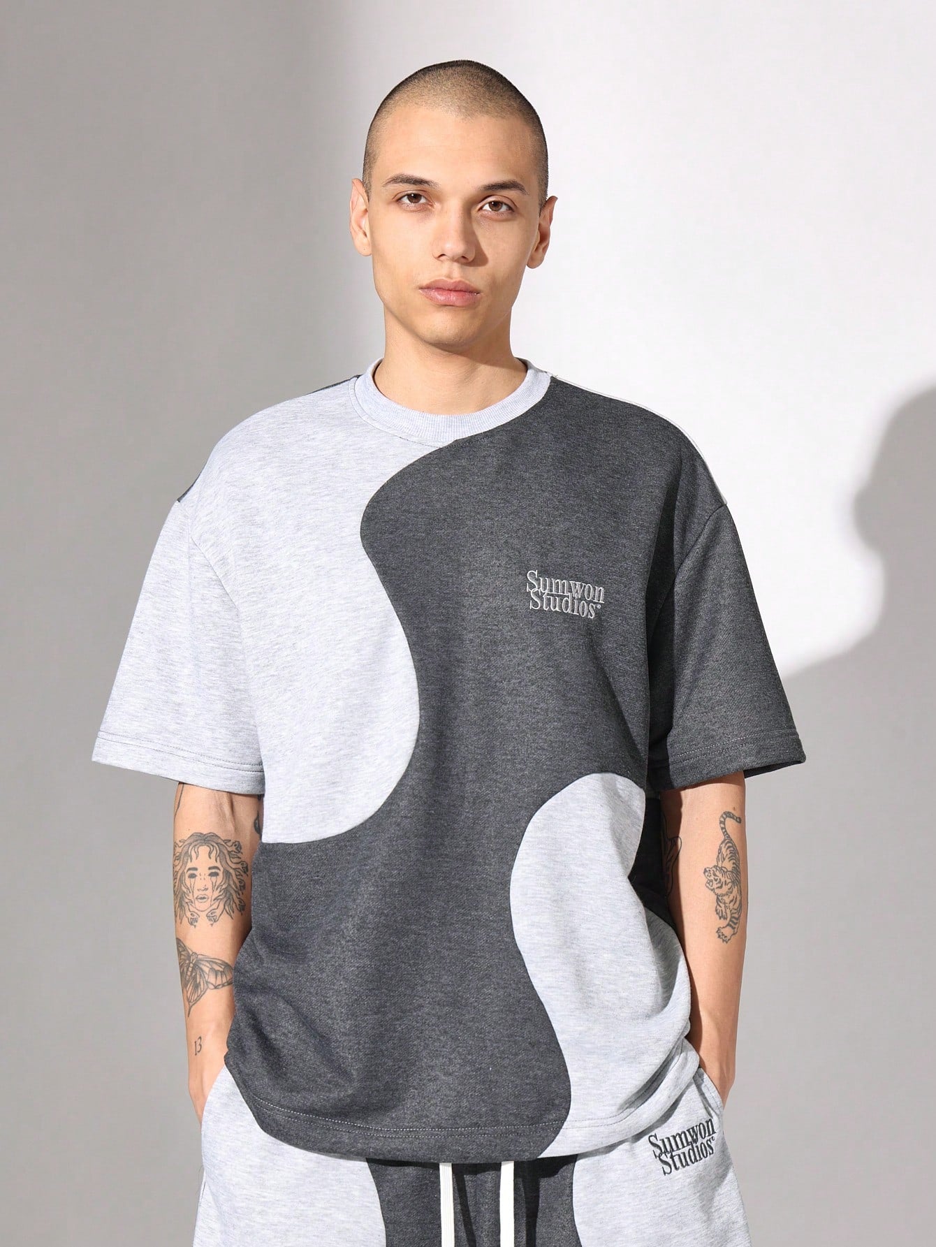 Ensemble short & t-shirt oversize à motifs ondulés